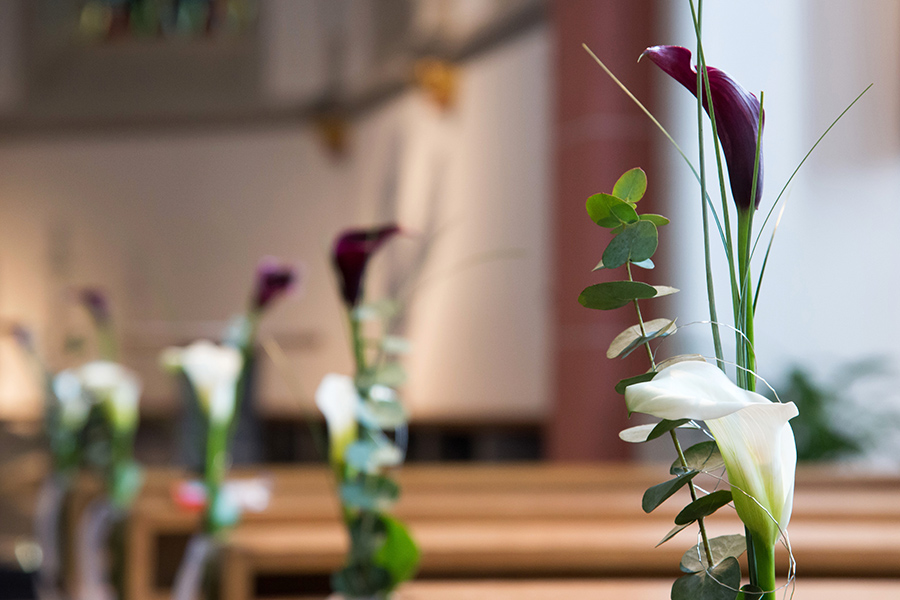 Blumenschmuck zur Hochzeit in der Kirche