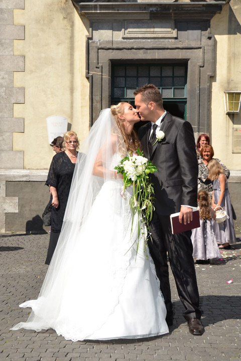 Hochzeitsfotos vor der Neanderkirche in Düsseldorf