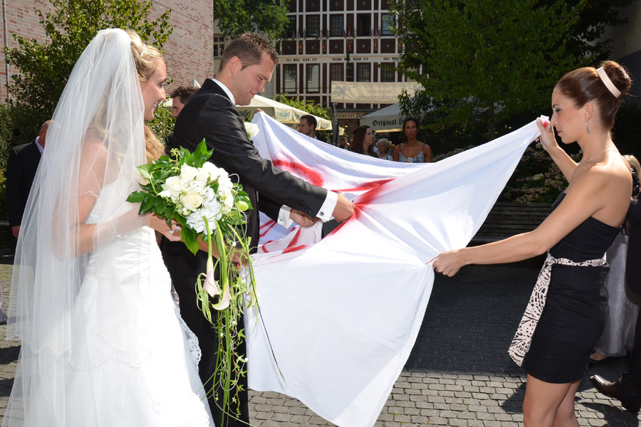 Hochzeitsfotos vor der Neanderkirche in Düsseldorf