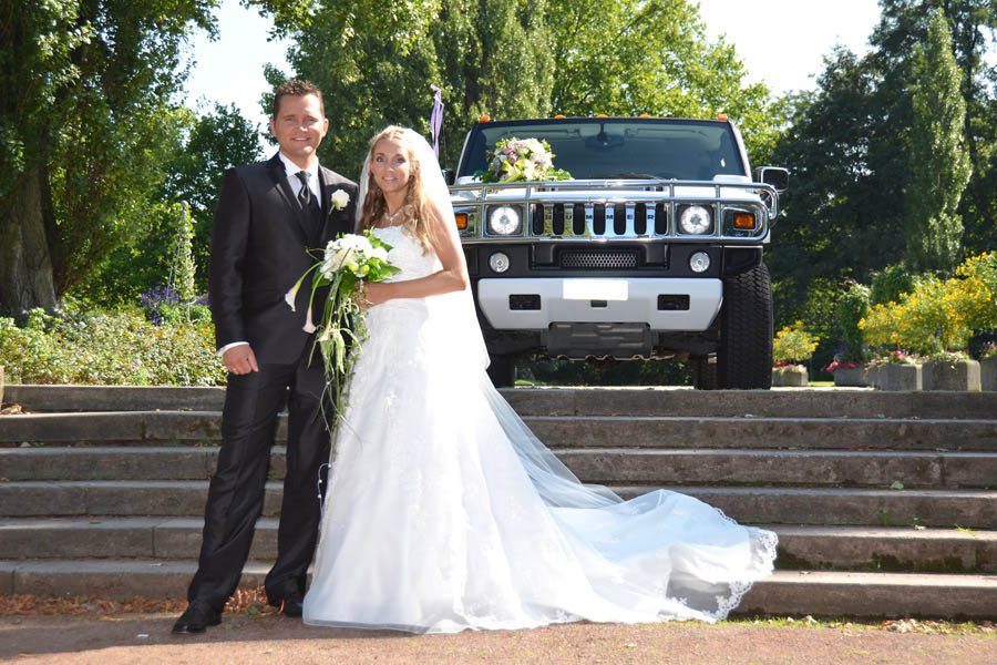 Brautpaar vor Hummer als Hochzeitsauto